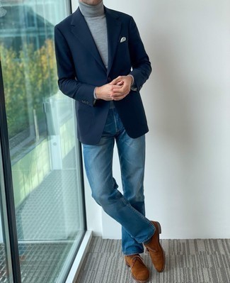 Weißes Einstecktuch kombinieren – 500+ Smart-Casual Herren Outfits: Kombinieren Sie ein dunkelblaues Sakko mit einem weißen Einstecktuch für einen entspannten Wochenend-Look. Fühlen Sie sich mutig? Wählen Sie braunen Wildleder Derby Schuhe.