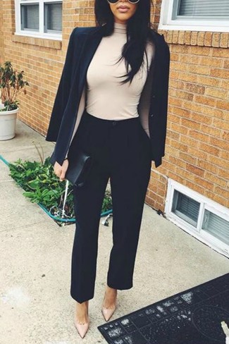 Schwarzes Sakko kombinieren – 500+ Damen Outfits: Probieren Sie die Kombination aus einem schwarzen Sakko und einer schwarzen Karottenhose, um ein lockeres Outfit zu zaubern, der im Kleiderschrank der Frau nicht fehlen darf. Vervollständigen Sie Ihr Look mit hellbeige Leder Pumps.