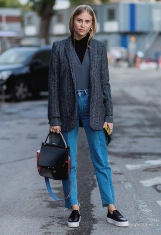dunkelgraues vertikal gestreiftes Wollsakko, schwarzer Rollkragenpullover, grauer Pullover mit einem V-Ausschnitt, blaue Jeans für Damen