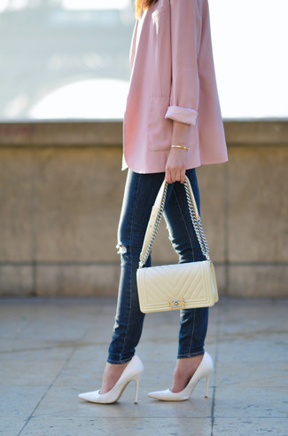 Gelbe Leder Umhängetasche kombinieren – 100 Damen Outfits: Die Kombi aus einem rosa Sakko und einer gelben Leder Umhängetasche bietet die optimale Balance zwischen einem Trend-Look und modernem Schick. Weiße Leder Pumps sind eine perfekte Wahl, um dieses Outfit zu vervollständigen.