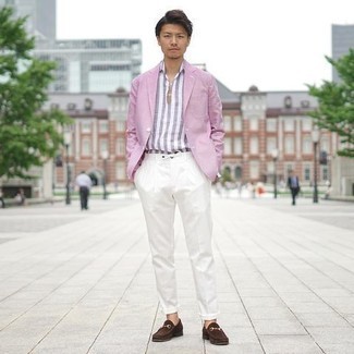 Welche Slipper mit rosa Sakkos zu tragen – 59 Herren Outfits: Tragen Sie ein rosa Sakko und eine weiße Chinohose für einen für die Arbeit geeigneten Look. Fühlen Sie sich ideenreich? Ergänzen Sie Ihr Outfit mit Slippern.