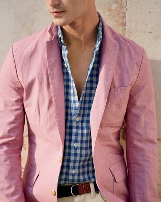 Dunkelbraunen Segeltuchgürtel kombinieren – 71 Herren Outfits: Entscheiden Sie sich für Komfort in einem rosa Sakko und einem dunkelbraunen Segeltuchgürtel.