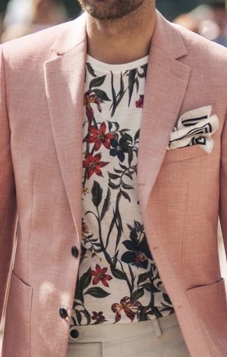 rosa Leinen Sakko, weißes T-Shirt mit einem Rundhalsausschnitt mit Blumenmuster, hellbeige Leinen Anzughose, weißes und schwarzes bedrucktes Einstecktuch für Herren