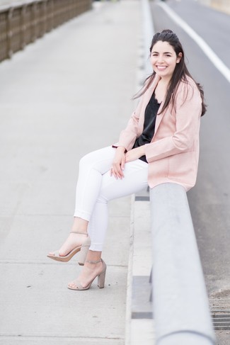 Fuchsia Sakko kombinieren – 94 Damen Outfits: Wir finden mit dieser Kombination aus einem fuchsia Sakko und weißen engen Jeans ist den ultimativen Freizeit-Look gefunden. Hellbeige Wildleder Sandaletten sind eine ideale Wahl, um dieses Outfit zu vervollständigen.