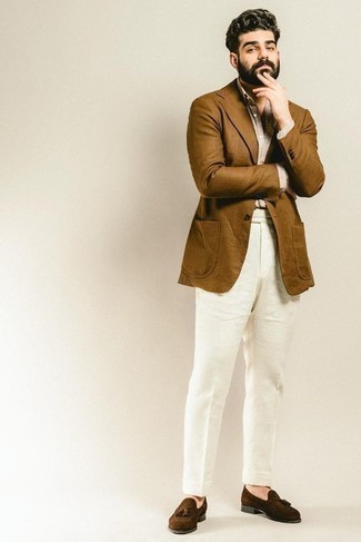 Weiße Leinen Anzughose kombinieren – 30 Herren Outfits: Paaren Sie ein rotbraunes Sakko mit einer weißen Leinen Anzughose, um vor Klasse und Perfektion zu strotzen. Vervollständigen Sie Ihr Look mit dunkelbraunen Wildleder Slippern mit Quasten.