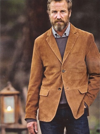 50 Jährige: Braunen Pullover mit einem Rundhalsausschnitt kombinieren – 11 Herbst Herren Outfits: Kombinieren Sie einen braunen Pullover mit einem Rundhalsausschnitt mit dunkelblauen Jeans für ein großartiges Wochenend-Outfit. Das ist eindeutig ein perfekt passender Look für Herbstabende!