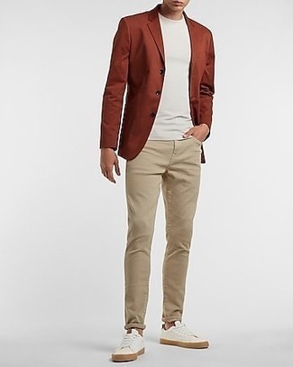Welche Jeans mit rotbraunen Sakkos zu tragen – 129 Sommer Herren Outfits: Die Paarung aus einem rotbraunen Sakko und Jeans ist eine perfekte Wahl für einen Tag im Büro. Fühlen Sie sich ideenreich? Entscheiden Sie sich für weißen Segeltuch niedrige Sneakers. Dieser Look eignet sich perfekt für den Sommer.