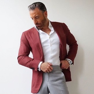 50 Jährige: Graue Anzughose kombinieren – 170 Elegante Herren Outfits: Kombinieren Sie ein rotes Sakko mit einer grauen Anzughose für eine klassischen und verfeinerte Silhouette.