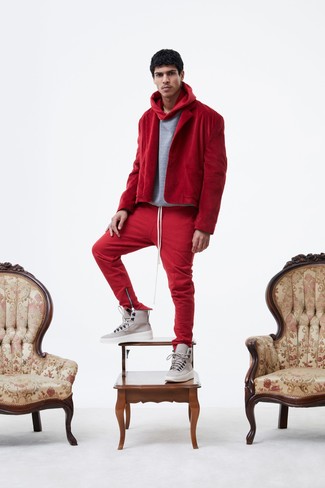 Rotes Cordsakko kombinieren – 11 Herren Outfits: Kombinieren Sie ein rotes Cordsakko mit einer roten Jogginghose, um mühelos alles zu meistern, was auch immer der Tag bringen mag. Warum kombinieren Sie Ihr Outfit für einen legereren Auftritt nicht mal mit hellbeige hohen Sneakers aus Leder?