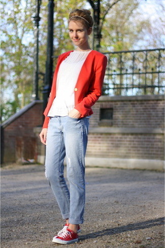 rotes Sakko, weißes Schößchen-Top, hellblaue Boyfriend Jeans mit Destroyed-Effekten, rote Segeltuch niedrige Sneakers für Damen