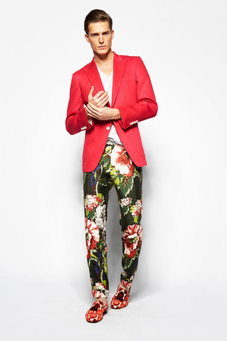Rotes Sakko kombinieren – 345 Herren Outfits: Entscheiden Sie sich für ein rotes Sakko und eine dunkelgrüne Chinohose mit Blumenmuster, um einen modischen Freizeitlook zu kreieren. Ergänzen Sie Ihr Outfit mit weißen und roten Segeltuch Slippern mit Quasten, um Ihr Modebewusstsein zu zeigen.