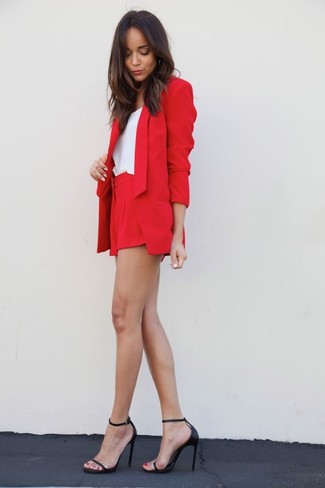 Dunkelrote Shorts kombinieren – 40 Damen Outfits: Vereinigen Sie ein rotes Sakko mit dunkelroten Shorts, um einen stilvollen Look zu schaffen. Ergänzen Sie Ihr Look mit schwarzen Leder Sandaletten.