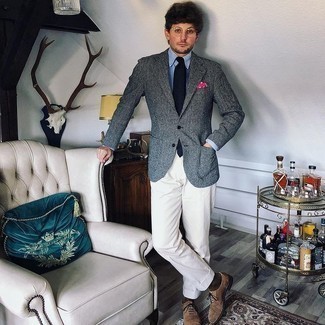 Fuchsia gepunktetes Einstecktuch kombinieren – 10 Herren Outfits: Für ein bequemes Couch-Outfit, paaren Sie ein dunkelblaues Sakko mit einem fuchsia gepunkteten Einstecktuch. Fühlen Sie sich ideenreich? Komplettieren Sie Ihr Outfit mit braunen Wildleder Oxford Schuhen.