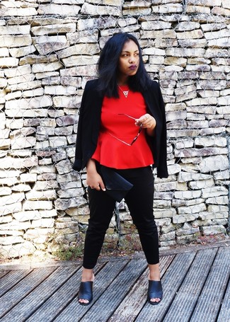 schwarzes Sakko, rotes Schößchen-Top, schwarze enge Hose, schwarze Leder Pantoletten für Damen