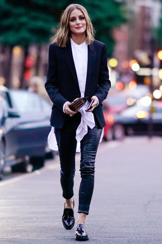 Weiße Bluse mit Knöpfen kombinieren – 230 Damen Outfits: Entscheiden Sie sich für einen edlen und gleichzeitig lässigen Look mit einer weißen Bluse mit Knöpfen und einer schwarzen enger Hose aus Leder. Schwarze Leder Slipper mit Quasten sind eine ideale Wahl, um dieses Outfit zu vervollständigen.