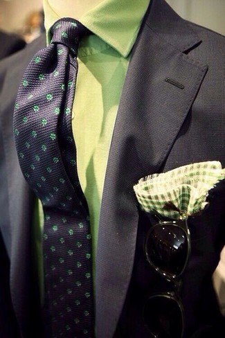 schwarzes Sakko, grünes Businesshemd, dunkelblaue gepunktete Krawatte, grünes Einstecktuch mit Vichy-Muster für Herren