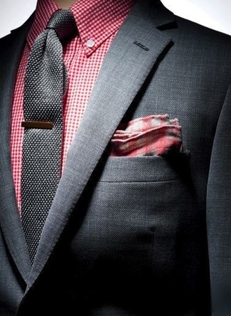 Rotes Einstecktuch mit Vichy-Muster kombinieren – 5 Herren Outfits: Für ein bequemes Couch-Outfit, paaren Sie ein schwarzes Sakko mit einem roten Einstecktuch mit Vichy-Muster.