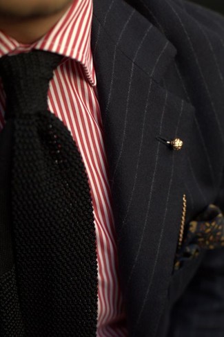 schwarzes vertikal gestreiftes Sakko, weißes und rotes vertikal gestreiftes Businesshemd, schwarze Strick Krawatte, schwarzes Einstecktuch mit Blumenmuster für Herren