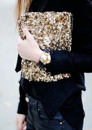 schwarzes Samtsakko, schwarze Leder enge Jeans, goldene Paillette Clutch, schwarzes Lederarmband für Damen