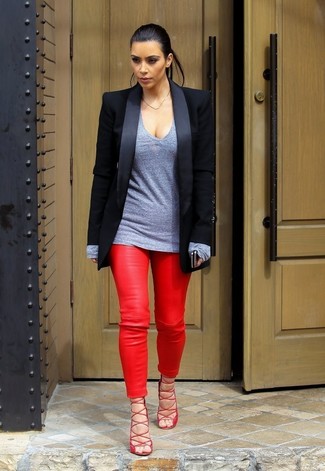 rote enge Hose aus Leder