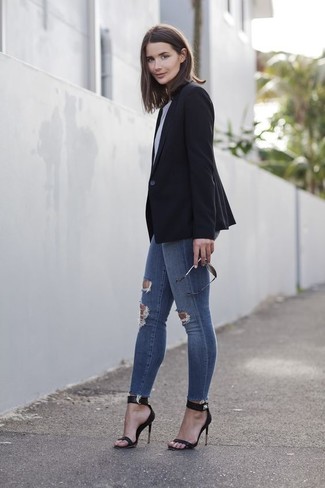 Graue Jeans mit Destroyed-Effekten kombinieren – 101 Damen Outfits: Mit dieser Paarung aus einem schwarzen Sakko und grauen Jeans mit Destroyed-Effekten werden Sie die perfekte Balance zwischen einem Alltags-Look und modernem Charme treffen. Komplettieren Sie Ihr Outfit mit schwarzen Leder Sandaletten.