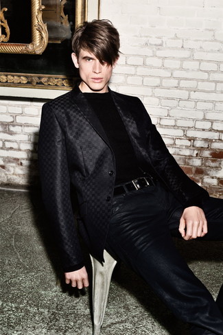 schwarzes Satinsakko, schwarzer Pullover mit einem Rundhalsausschnitt, schwarze Lederjeans, schwarzer Ledergürtel für Herren