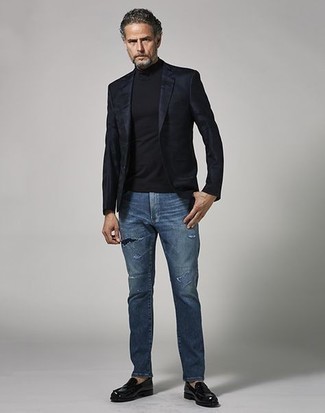 Wie dunkelblaue Jeans mit schwarzer Leder Slipper zu kombinieren – 77 Herbst Herren Outfits: Paaren Sie ein schwarzes Sakko mit dunkelblauen Jeans für ein großartiges Wochenend-Outfit. Fühlen Sie sich mutig? Entscheiden Sie sich für schwarzen Leder Slipper. So ist das Outfit komplett herbsttauglich.