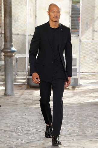 Schwarzes Sakko kombinieren – 500+ Herren Outfits: Tragen Sie ein schwarzes Sakko und eine schwarze Anzughose für einen stilvollen, eleganten Look. Ergänzen Sie Ihr Look mit schwarzen Leder Oxford Schuhen.