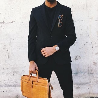 30 Jährige: Beige Aktentasche kombinieren – 72 Herren Outfits: Ein schwarzes Sakko und eine beige Aktentasche vermitteln eine sorglose und entspannte Atmosphäre.
