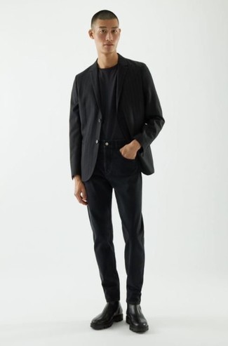 schwarzes Sakko, schwarzes T-Shirt mit einem Rundhalsausschnitt, schwarze Jeans, schwarze Chelsea Boots aus Leder für Herren
