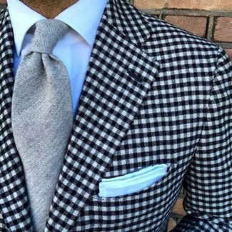 Graue Wollkrawatte kombinieren – 70 Herren Outfits: Etwas Einfaches wie die Wahl von einem schwarzen und weißen Sakko mit Vichy-Muster und einer grauen Wollkrawatte kann Sie von der Menge abheben.