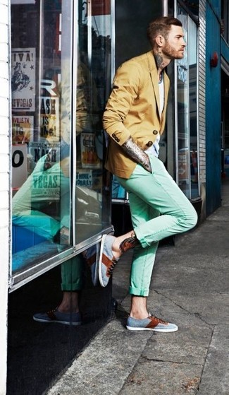 Mintgrüne Hose kombinieren – 283 Herren Outfits: Entscheiden Sie sich für ein senf Sakko und eine mintgrüne Hose, wenn Sie einen gepflegten und stylischen Look wollen. Fühlen Sie sich mutig? Vervollständigen Sie Ihr Outfit mit grauen Leinenschuhen.