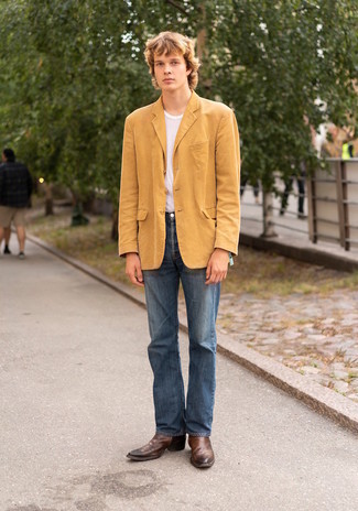Goldenes Sakko kombinieren – 108 Herren Outfits: Stechen Sie unter anderen modebewussten Menschen hervor mit einem goldenen Sakko und blauen Jeans. Entscheiden Sie sich für braunen Chelsea Boots aus Leder, um Ihr Modebewusstsein zu zeigen.