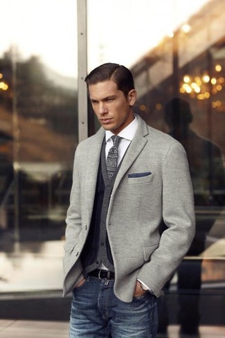 Graue bedruckte Krawatte kombinieren – 61 Herren Outfits: Tragen Sie ein graues Strick Sakko und eine graue bedruckte Krawatte für eine klassischen und verfeinerte Silhouette.