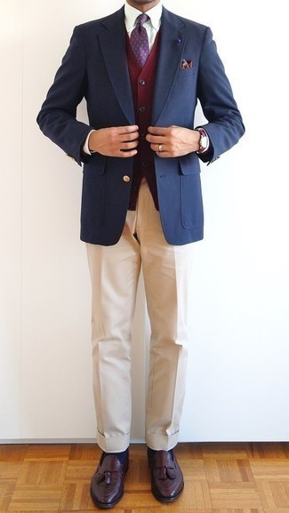 Dunkelrote Leder Slipper mit Quasten kombinieren – 301 Herren Outfits: Kombinieren Sie ein dunkelblaues Sakko mit einer beige Anzughose, um vor Klasse und Perfektion zu strotzen. Dieses Outfit passt hervorragend zusammen mit dunkelroten Leder Slippern mit Quasten.