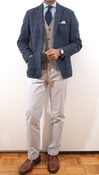 Dunkelgraue Strickjacke kombinieren – 500+ Herren Outfits: Paaren Sie eine dunkelgraue Strickjacke mit einer weißen Anzughose für einen stilvollen, eleganten Look. Fügen Sie braunen Leder Oxford Schuhe für ein unmittelbares Style-Upgrade zu Ihrem Look hinzu.
