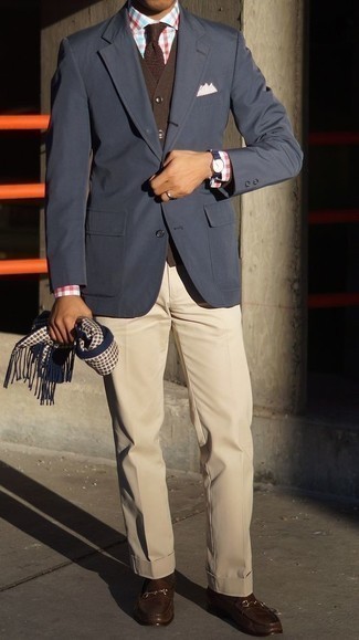 Dunkelbraune Strick Krawatte kombinieren – 135 Herren Outfits: Kombinieren Sie ein dunkelblaues Sakko mit einer dunkelbraunen Strick Krawatte für eine klassischen und verfeinerte Silhouette. Dieses Outfit passt hervorragend zusammen mit dunkelbraunen Leder Slippern.