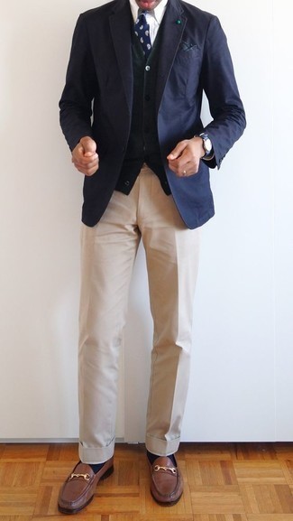 Braune Leder Slipper kombinieren – 1200+ Herren Outfits: Kombinieren Sie ein dunkelblaues Sakko mit einer beige Anzughose, um vor Klasse und Perfektion zu strotzen. Braune Leder Slipper sind eine kluge Wahl, um dieses Outfit zu vervollständigen.