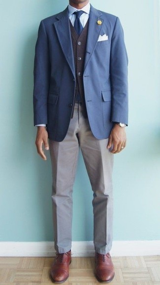 Dunkelbraune Strickjacke kombinieren – 104 Smart-Casual Herbst Herren Outfits: Erwägen Sie das Tragen von einer dunkelbraunen Strickjacke und einer grauen Chinohose für ein bequemes Outfit, das außerdem gut zusammen passt. Vervollständigen Sie Ihr Outfit mit braunen Leder Oxford Schuhen, um Ihr Modebewusstsein zu zeigen. Dieser Look  ist für den Herbst einfach genial.