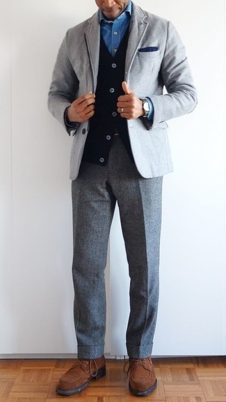 Welche Anzughosen mit dunkelblauen Businesshemdes zu tragen – 412 Herren Outfits: Entscheiden Sie sich für einen klassischen Stil in einem dunkelblauen Businesshemd und einer Anzughose. Braune Wildleder Derby Schuhe liefern einen wunderschönen Kontrast zu dem Rest des Looks.