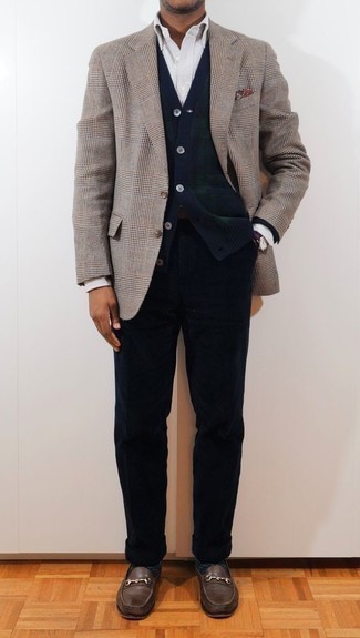 Dunkelblaue Cord Chinohose kombinieren – 61 Herren Outfits: Kombinieren Sie ein braunes Sakko mit Schottenmuster mit einer dunkelblauen Cord Chinohose für Ihren Bürojob. Fühlen Sie sich ideenreich? Vervollständigen Sie Ihr Outfit mit dunkelbraunen Leder Slippern.
