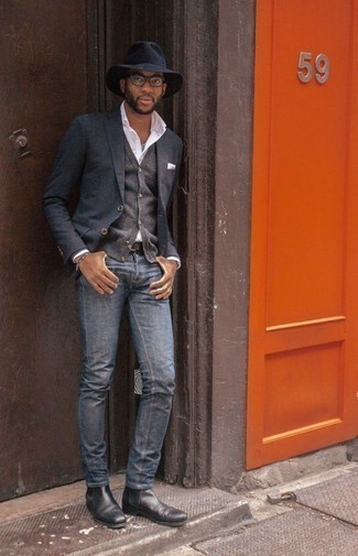 30 Jährige: Wie dunkelgraues Sakko mit schwarzer Chelsea Boots aus Leder zu kombinieren – 25 Smart-Casual Herren Outfits: Kombinieren Sie ein dunkelgraues Sakko mit blauen Jeans für Drinks nach der Arbeit. Putzen Sie Ihr Outfit mit schwarzen Chelsea Boots aus Leder.