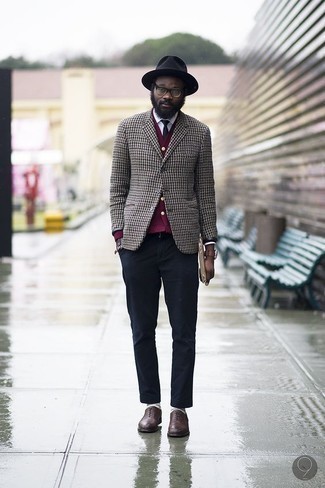 Lila Strickjacke kombinieren – 23 Herren Outfits: Vereinigen Sie eine lila Strickjacke mit einer dunkelblauen Chinohose für ein Alltagsoutfit, das Charakter und Persönlichkeit ausstrahlt. Putzen Sie Ihr Outfit mit braunen Leder Oxford Schuhen.