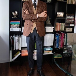 Dunkelbraune Oxford Schuhe kombinieren – 500+ Herren Outfits: Entscheiden Sie sich für ein braunes Sakko mit Hahnentritt-Muster und eine dunkelblaue Anzughose für eine klassischen und verfeinerte Silhouette. Fühlen Sie sich ideenreich? Wählen Sie dunkelbraunen Oxford Schuhe.