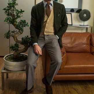 30 Jährige: Olivgrünes Sakko kombinieren – 500+ Herren Outfits: Kombinieren Sie ein olivgrünes Sakko mit einer grauen Anzughose, um vor Klasse und Perfektion zu strotzen. Braune Doppelmonks aus Wildleder sind eine perfekte Wahl, um dieses Outfit zu vervollständigen.