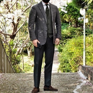 Dunkelgraues Sakko kombinieren – 1200+ Herren Outfits: Kombinieren Sie ein dunkelgraues Sakko mit einer schwarzen Anzughose, um vor Klasse und Perfektion zu strotzen. Braune Wildleder Slipper sind eine großartige Wahl, um dieses Outfit zu vervollständigen.