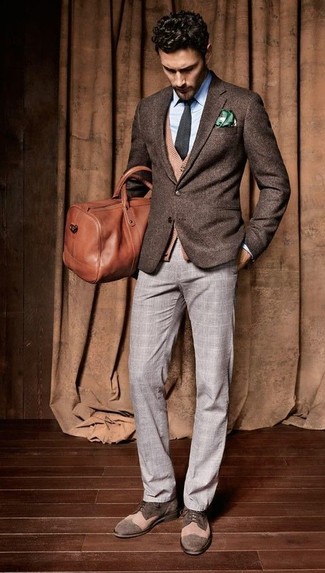 Beige Strickjacke kombinieren – 377 Herren Outfits: Kombinieren Sie eine beige Strickjacke mit einer grauen Anzughose mit Schottenmuster für eine klassischen und verfeinerte Silhouette. Ergänzen Sie Ihr Outfit mit braunen Wildleder Derby Schuhen, um Ihr Modebewusstsein zu zeigen.