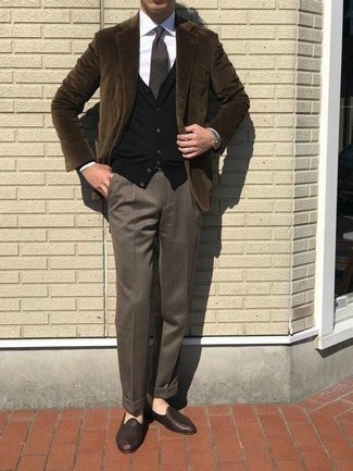 30 Jährige: Welche Slipper mit brauner Anzughose zu tragen – 259 Elegante Herren Outfits warm Wetter: Tragen Sie ein dunkelbraunes Cordsakko und eine braune Anzughose für eine klassischen und verfeinerte Silhouette. Slipper sind eine perfekte Wahl, um dieses Outfit zu vervollständigen.