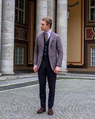 Dunkelblaue Strickjacke kombinieren – 500+ Herren Outfits: Paaren Sie eine dunkelblaue Strickjacke mit einer dunkelblauen Anzughose für eine klassischen und verfeinerte Silhouette. Komplettieren Sie Ihr Outfit mit dunkelbraunen Wildleder Slippern.