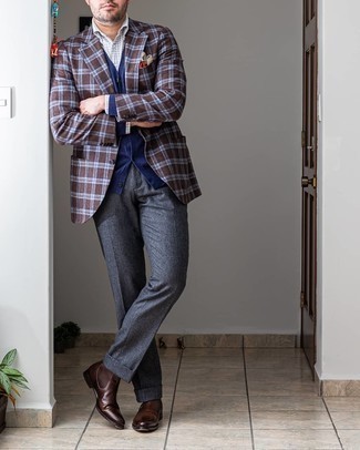Einstecktuch kombinieren – 466 Herren Outfits kühl Wetter: Entscheiden Sie sich für ein dunkelbraunes Wollsakko mit Schottenmuster und ein Einstecktuch für einen entspannten Wochenend-Look. Fügen Sie dunkelbraunen Chelsea Boots aus Leder für ein unmittelbares Style-Upgrade zu Ihrem Look hinzu.